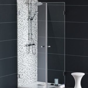 Douchecabine in een hoek. Dubbele glazen deuren.