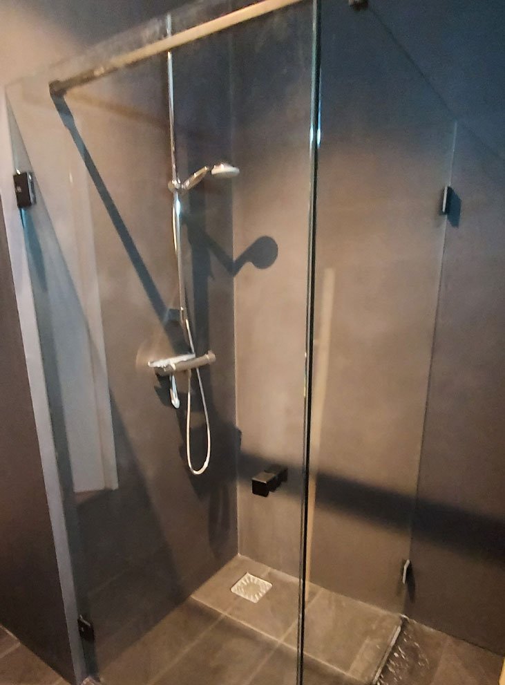 Douchewand Orange met zwart beslag